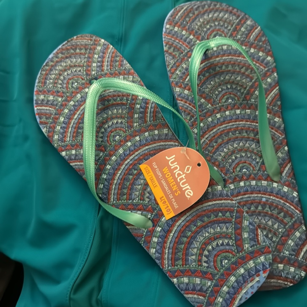 NWT L (9/10) blue green flip-flops, great for shower, pool or beach
